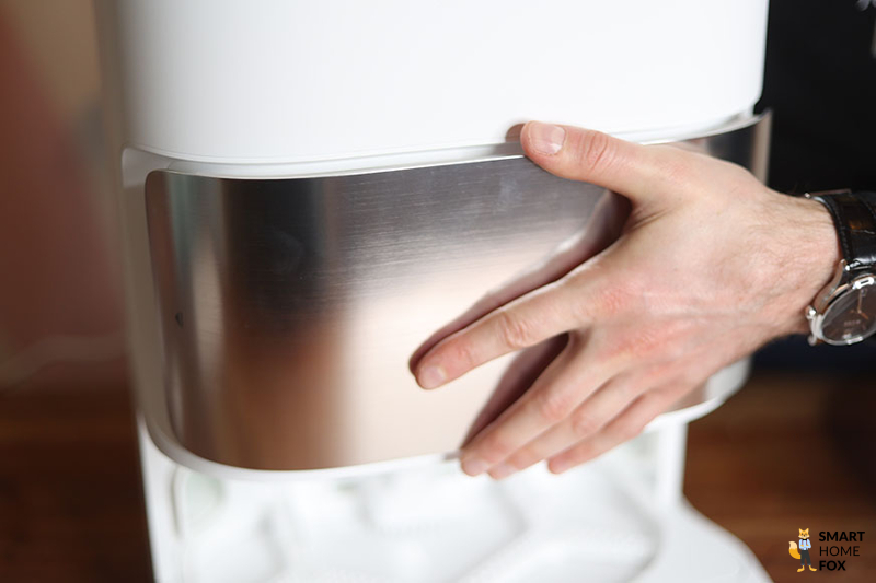 The silver, magnetic panel of the Dreame L10s Ultra base station is removed.